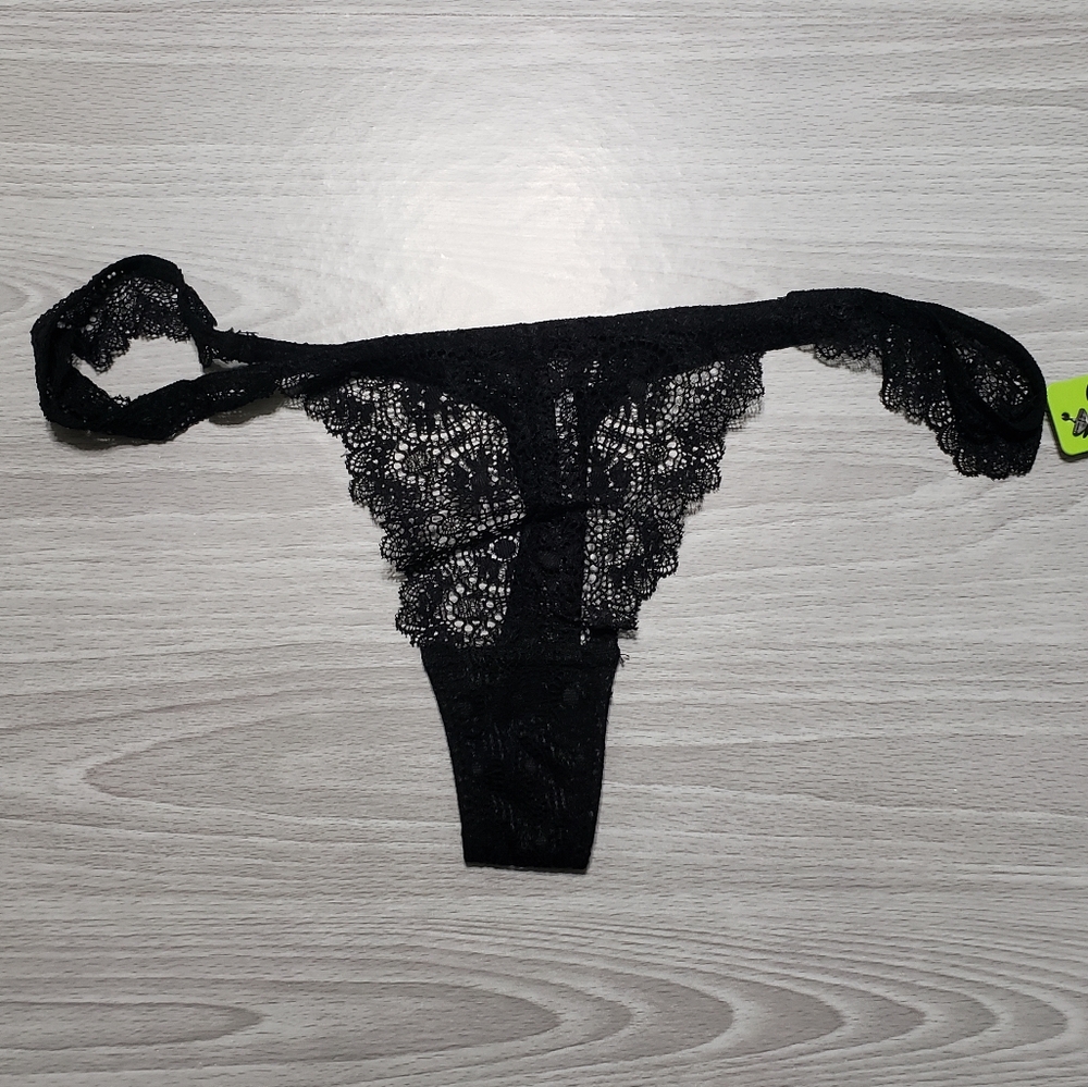 3 for $18 🎉 Black flutter thong